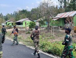 Penuh Keceriaan, Personel Satgas TMMD ke-130 Berjalan Menuju Sasaran Pekerjaan Disambut Hangat Warga Kampung Yamboi