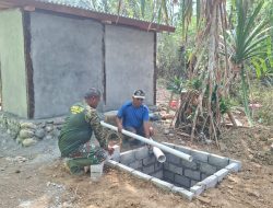 Hari Ke-10, Satgas TMMD Ke-130 Bersama Masyarakat Terus Lanjutkan Pembangunan MCK di Kampung Yamboi
