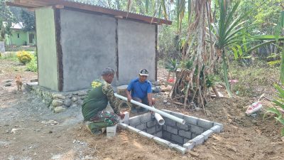 Hari Ke-10, Satgas TMMD Ke-130 Bersama Masyarakat Terus Lanjutkan Pembangunan MCK di Kampung Yamboi