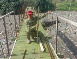 Progres 67 Persen, Babinsa Dampingi Pembangunan Jembatan Perintis Krung Mbang