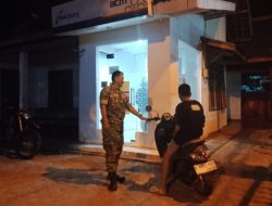 Jaga Kondusivitas Wilayah, Babinsa Jatiroto Gelar Patroli Malam dan Anjangsana