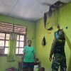Selesai Perbaiki Atap, Satgas TMMD Ke-130 Lanjutkan Perbaikan Plafon Rumah Warga Yang Rusak