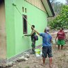 Satgas TMMD Ke-130 Kodim 1808/Mansel Bersama Warga Lanjutkan Pengecatan Rumah Di Kampung Yamboi Gunung