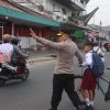 ‎Pastikan Kelancaran Arus Lalu Lintas Pagi Hari, Kapolres Toraja Utara Turun Langsung Lakukan Pengaturan