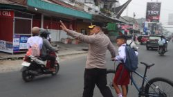 ‎Pastikan Kelancaran Arus Lalu Lintas Pagi Hari, Kapolres Toraja Utara Turun Langsung Lakukan Pengaturan