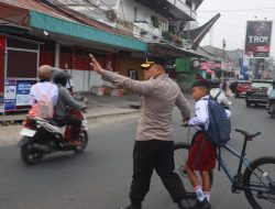 ‎Pastikan Kelancaran Arus Lalu Lintas Pagi Hari, Kapolres Toraja Utara Turun Langsung Lakukan Pengaturan