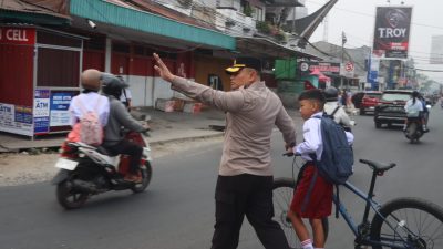 ‎Pastikan Kelancaran Arus Lalu Lintas Pagi Hari, Kapolres Toraja Utara Turun Langsung Lakukan Pengaturan