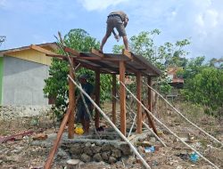 Satgas TMMD Ke-130 Kodim 1808/Mansel Lanjutkan Pembangunan MCK dan Pemasangan Atap Seng