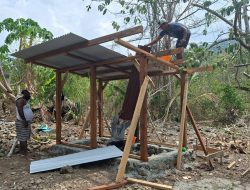 Tak Bekerja Sendiri, Satgas TMMD Ke-130 Kodim 1808/Mansel Bersama Warga Bangun MCK di Kampung Yamboi