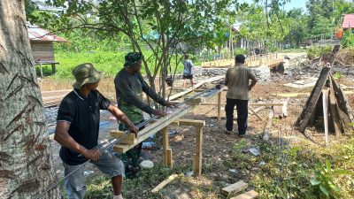 Satgas TMMD Ke-130 Terus Bergerak, Tim Pembersian Rangkai Besi Jembatan Demi Akses Warga