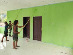 Tempat Berkumpul Warga, Balai Kampung Yamboi Diperbaiki Satgas TMMD Ke-130