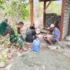 Hangatnya Kebersamaan, Satgas TMMD Ke-130 Dan Warga Kampung Yamboi Nikmati Makan Siang Bersama