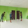 Jadi Sarana Komunikasi Dengan Masyarakat, Satgas TMMD Ke-130 Perbaiki Balai Kampung Yamboi