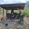 Hari Ke-15, Satgas TMMD Ke-130 Terus Kebut Pembangunan MCK Keempat Di Kampung Yamboi