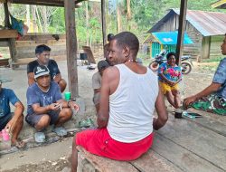 Canda Tawa Satgas TMMD Ke-130 Dan Warga Yamboi Pererat Rasa Kekeluargaan