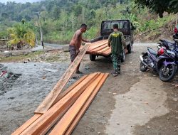 Gotong Royong Ringankan Pendorongan Material, Medan Berat Tak Jadi Penghalang Satgas TMMD 130