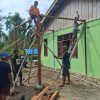 TMMD Ke-130 Kodim 1808/Mansel Fokus Pemasangan Tiang dan Reng Balok Pembangunan RTLH di Kampung Yamboi Gunung