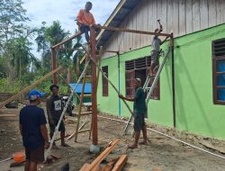 TMMD Ke-130 Kodim 1808/Mansel Fokus Pemasangan Tiang dan Reng Balok Pembangunan RTLH di Kampung Yamboi Gunung