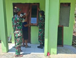 Satgas TMMD Ke-130 Kodim 1808/Mansel Bantu Pemasangan Jendela Kaca Rumah Warga Di Kampung Yamboi Gunung