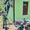 Kerjakan Secara Profesional, Satgas TMMD Ke-130 Laksanakan Finishing Pengecatan Dinding Rumah Warga