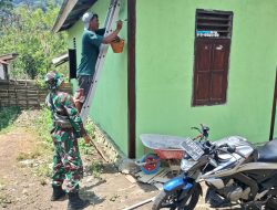 Kerjakan Secara Profesional, Satgas TMMD Ke-130 Laksanakan Finishing Pengecatan Dinding Rumah Warga