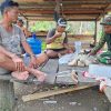 Istirahat Siang Bersama, Satgas TMMD Dan Warga Yamboi Semakin Akrab Penuh Kekeluargaan