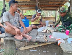Istirahat Siang Bersama, Satgas TMMD Dan Warga Yamboi Semakin Akrab Penuh Kekeluargaan