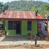 Gotong Royong Satgas TMMD Dan Warga Percepat Pengecatan Atap Rumah