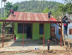 Gotong Royong Satgas TMMD Dan Warga Percepat Pengecatan Atap Rumah