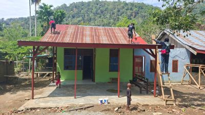 Gotong Royong Satgas TMMD Dan Warga Percepat Pengecatan Atap Rumah