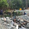 Satgas TMMD Ke-130 Bersama Warga Gotong Royong Bersihkan Sungai Yamboi