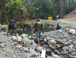 Satgas TMMD Ke-130 Bersama Warga Gotong Royong Bersihkan Sungai Yamboi