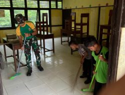 Tanamkan Kepedulian Lingkungan Sejak Dini, Pos Perumbang Satgas Yonarmed 13/Nanggala Gelar Kerja Bakti Bersama Siswa SDN 04 Kekurak