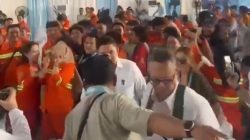 Dikerubungi Pekerja IWIP untuk Foto Bersama, Seskab Teddy Hampir Tertinggal Rombongan Prabowo