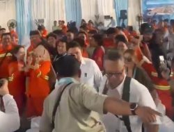 Dikerubungi Pekerja IWIP untuk Foto Bersama, Seskab Teddy Hampir Tertinggal Rombongan Prabowo