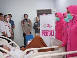 Ketua Bhayangkari Sumsel Besuk Korban Insiden di RS Bhayangkara, Tegaskan Kepedulian kepada Masyarakat